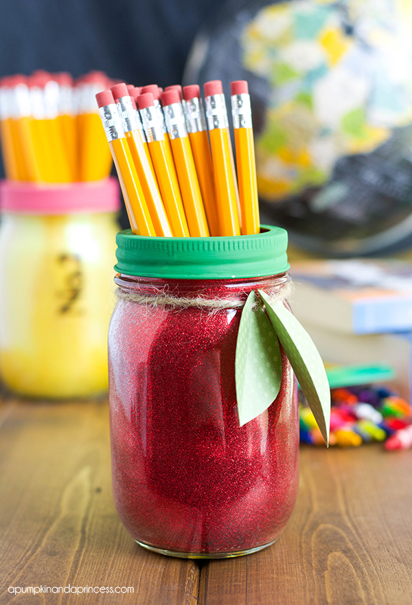 Teacher Gift Mason Jars - Mason Jar Gift Ideas for Teachers - School Themed Mason Jars. Mason Jar Pencil Holders Themed for School, Students, Teachers. Back to School Teacher Gift Ideas. Holiday Teacher Gift Ideas with Mason Jars. DIY Teacher Gift Ideas.