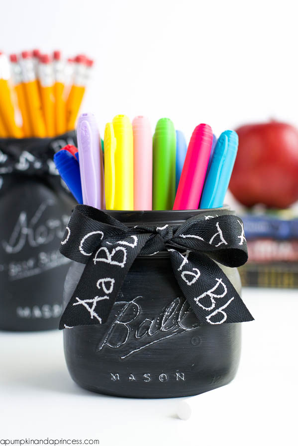 Teacher Gift Mason Jars - Mason Jar Gift Ideas for Teachers - School Themed Mason Jars. Mason Jar Pencil Holders Themed for School, Students, Teachers. Back to School Teacher Gift Ideas. Holiday Teacher Gift Ideas with Mason Jars. DIY Teacher Gift Ideas.