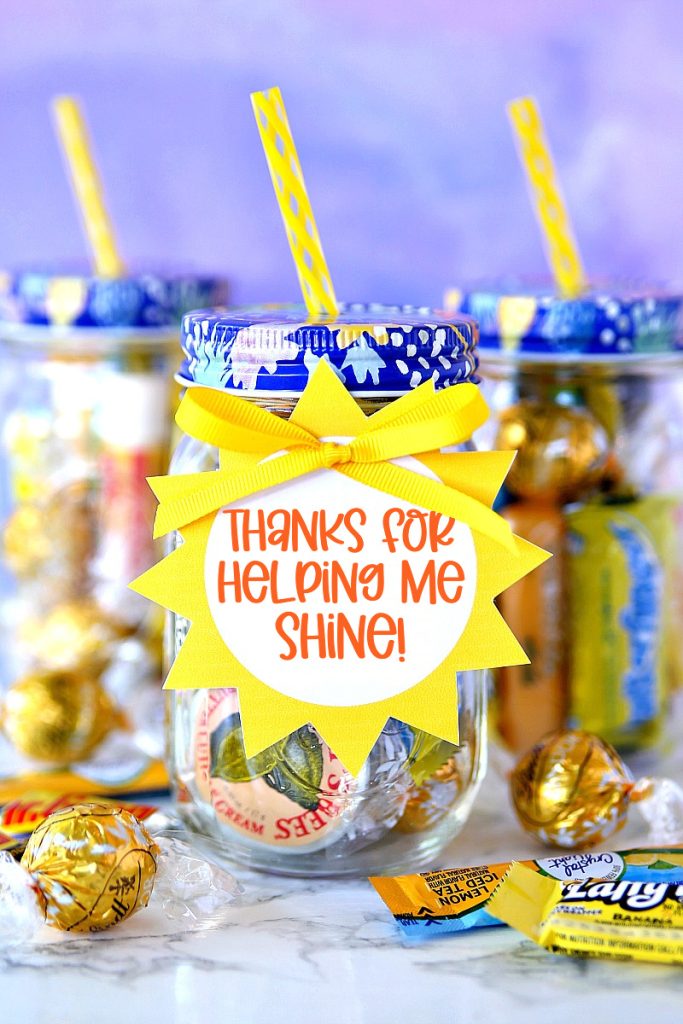 Teacher Gift Mason Jars - Mason Jar Gift Ideas for Teachers - School Themed Mason Jars. Mason Jar Pencil Holders Themed for School, Students, Teachers. Back to School Teacher Gift Ideas. Holiday Teacher Gift Ideas with Mason Jars. DIY Teacher Gift Ideas.