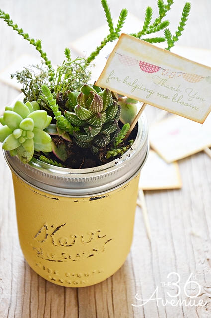 Teacher Gift Mason Jars - Mason Jar Gift Ideas for Teachers - School Themed Mason Jars. Mason Jar Pencil Holders Themed for School, Students, Teachers. Back to School Teacher Gift Ideas. Holiday Teacher Gift Ideas with Mason Jars. DIY Teacher Gift Ideas.