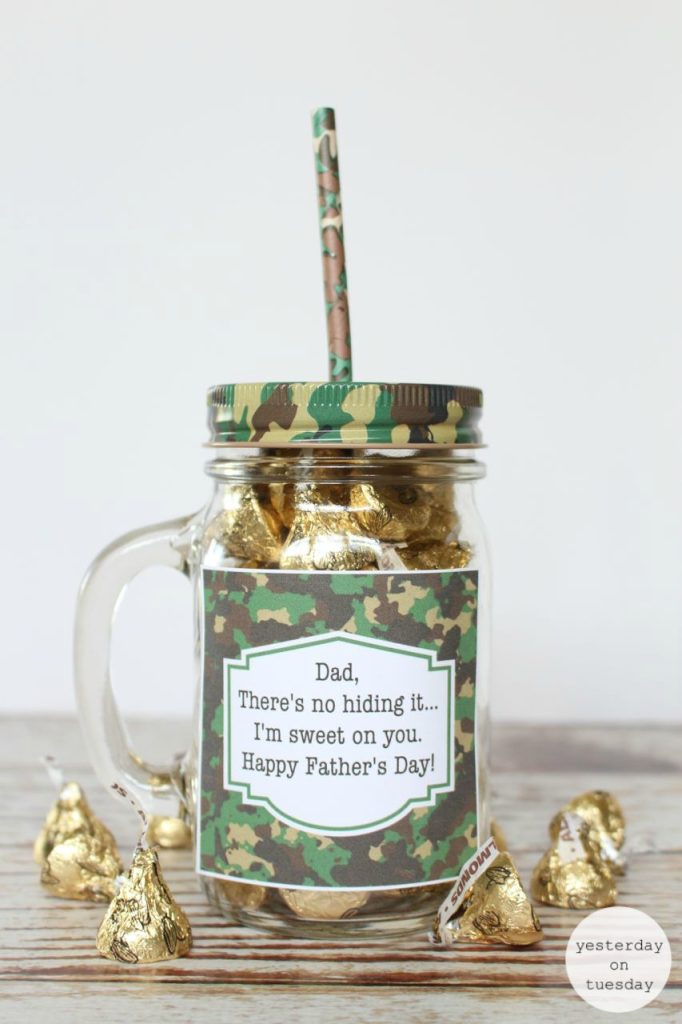 Father's Day Gift Ideas in Mason Jars. Homemade Father's Day Crafts.  Kid's Crafts for Father's Day. Easy Father's Day Crafts with Mason Jars. Mason Jar Crafts. Mason Jar Kid's Crafts.