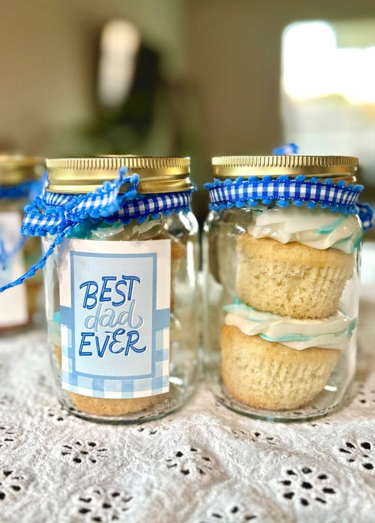 Cupcakes in Mason Jar Gift for Father's Day. Father's Day Gift Ideas in Mason Jars. Homemade Father's Day Crafts.  Kid's Crafts for Father's Day. Easy Father's Day Crafts with Mason Jars. Mason Jar Crafts. Mason Jar Kid's Crafts.