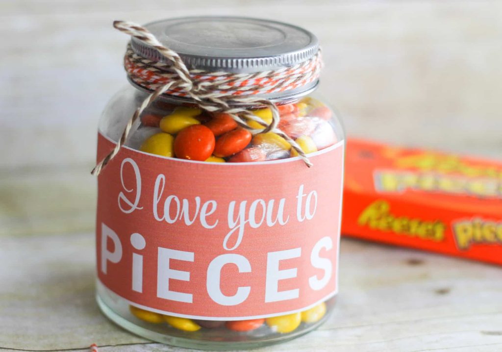 Reeses Pieces Gift Jar for Father's Day. Father's Day Gift Ideas in Mason Jars. Homemade Father's Day Crafts.  Kid's Crafts for Father's Day. Easy Father's Day Crafts with Mason Jars. Mason Jar Crafts. Mason Jar Kid's Crafts.
