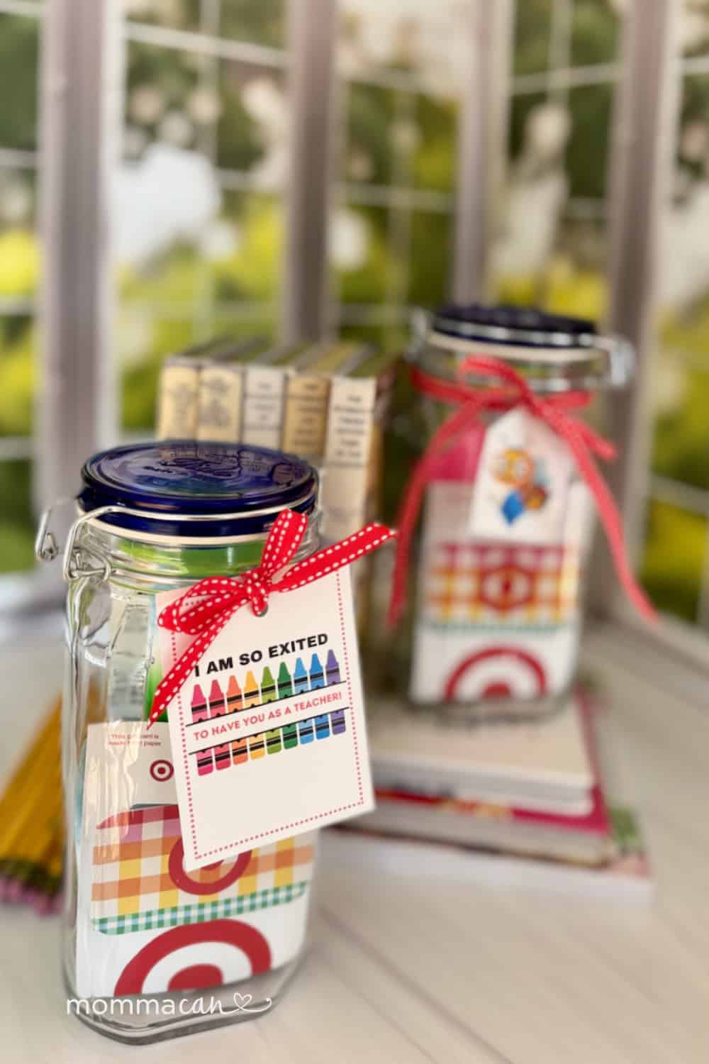 Back to School Teacher Gift card holder in Mason Jars with Free Printable Tags. Mason Jar Craft Ideas for Back to School, Teacher Gift Mason Jars - Mason Jar Gift Ideas for Teachers - School Themed Mason Jars. Mason Jar Pencil Holders Themed for School, Students, Teachers. Back to School Teacher Gift Ideas. Holiday Teacher Gift Ideas with Mason Jars. DIY Teacher Gift Ideas.