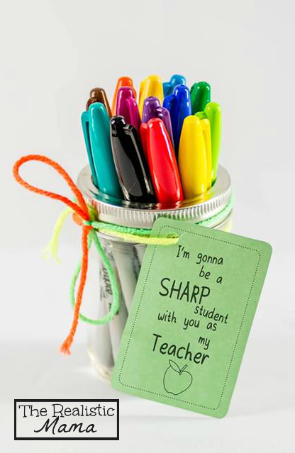 Sharpie Mason Jar Holder with Free Printable Tag for Teacher Gift. Mason Jar Craft Ideas for Back to School, Teacher Gift Mason Jars - Mason Jar Gift Ideas for Teachers - School Themed Mason Jars. Mason Jar Pencil Holders Themed for School, Students, Teachers. Back to School Teacher Gift Ideas. Holiday Teacher Gift Ideas with Mason Jars. DIY Teacher Gift Ideas.